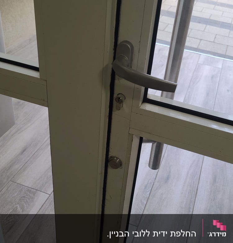 דלת זכוכית עם ידית ומנעול גליל